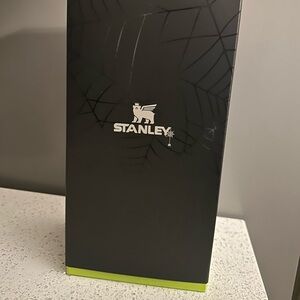 Stanley The Halloween Web Glow Quencher H2.0 Flowstate 40oz Tumbler